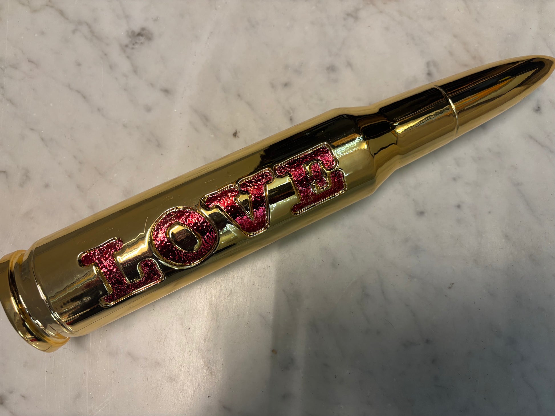 Proiettile Love – Sagrasse, resina smaltata | Galleria Temide Savona