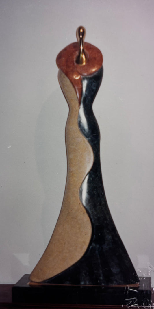 Indossatrice – Giuliano Ottaviani, marmo e bronzo | Galleria Temide Savona