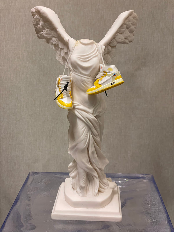 La Nike di Samotracia – Francesco De Molfetta, resina | Galleria Temide Savona