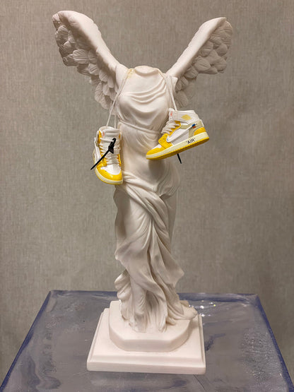 La Nike di Samotracia – Francesco De Molfetta, resina | Galleria Temide Savona
