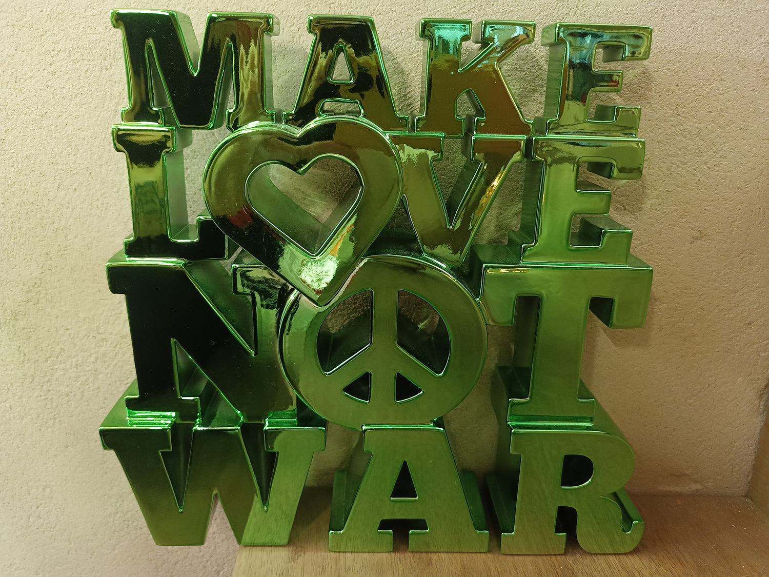 Make Love Not War – Van Apple D., scultura in resina | Galleria Temide Savona